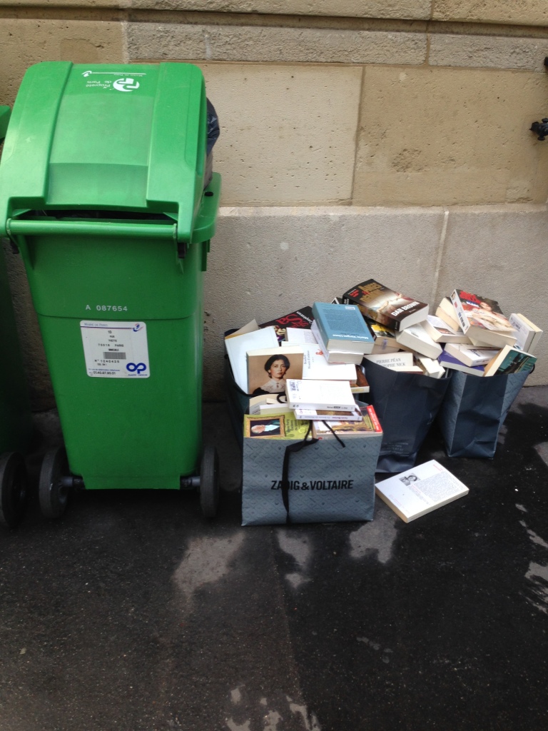 Des livres à la poubelle